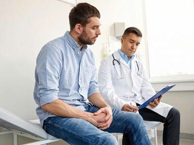 医師は男性が尿道からの病的な分泌物の原因を特定するのを手伝います
